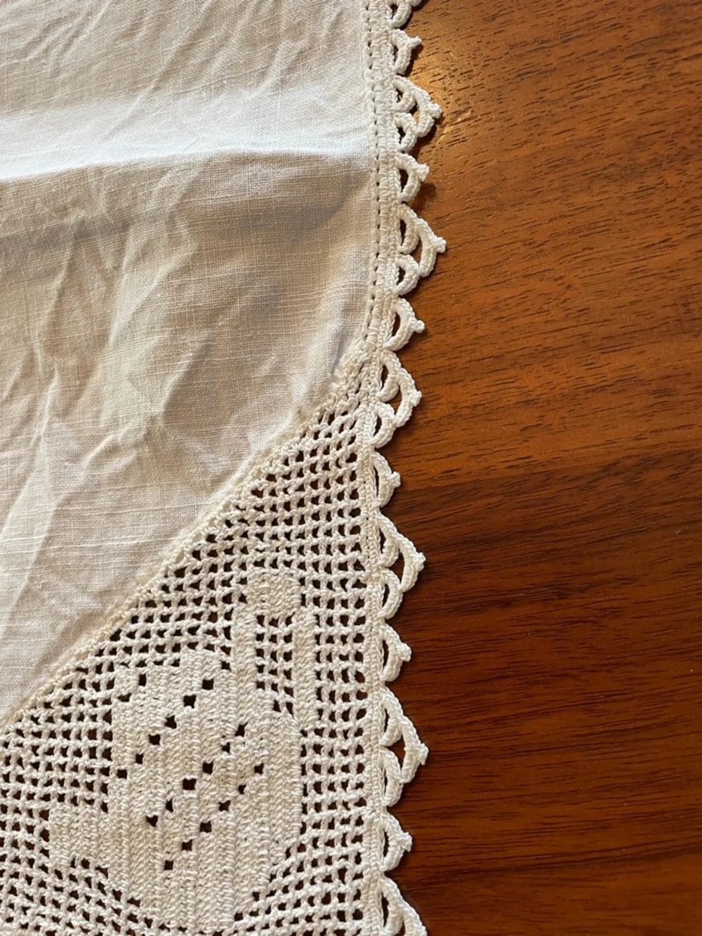 VINTAGE White Tea Pot Crocheted Edge Square Tablecloth @ 31”x 31”